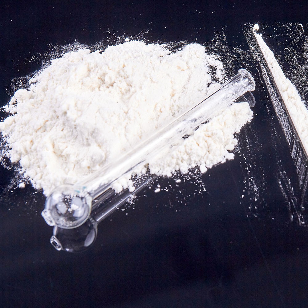 Pile,Of,White,Powder,Drugs,And,Glass,Smoking,Pipe.,Razor